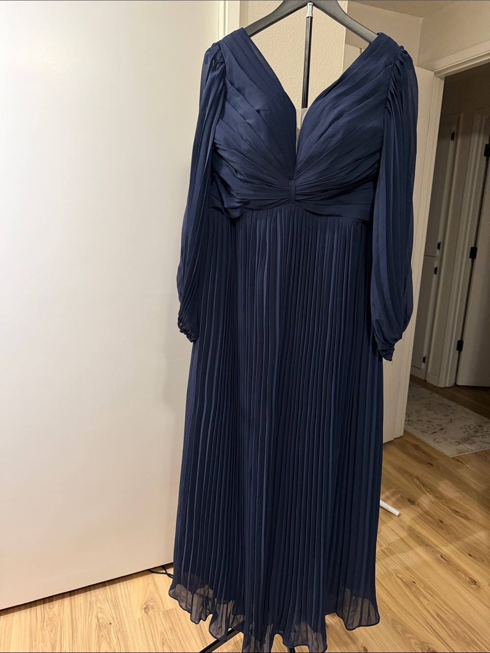 Class and fashion navy blue pleated floor length long dress size 12 ( details 👇)